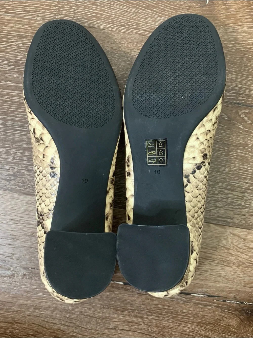 Tory Burch women’s Chelsea snake print cap toe Pumps 10